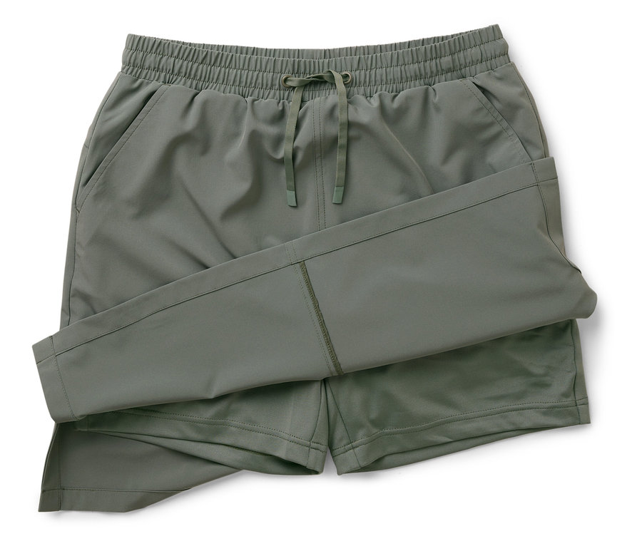 Eine olivgrüne, wandelbare Hose liegt gefaltet auf einem weißen Hintergrund.