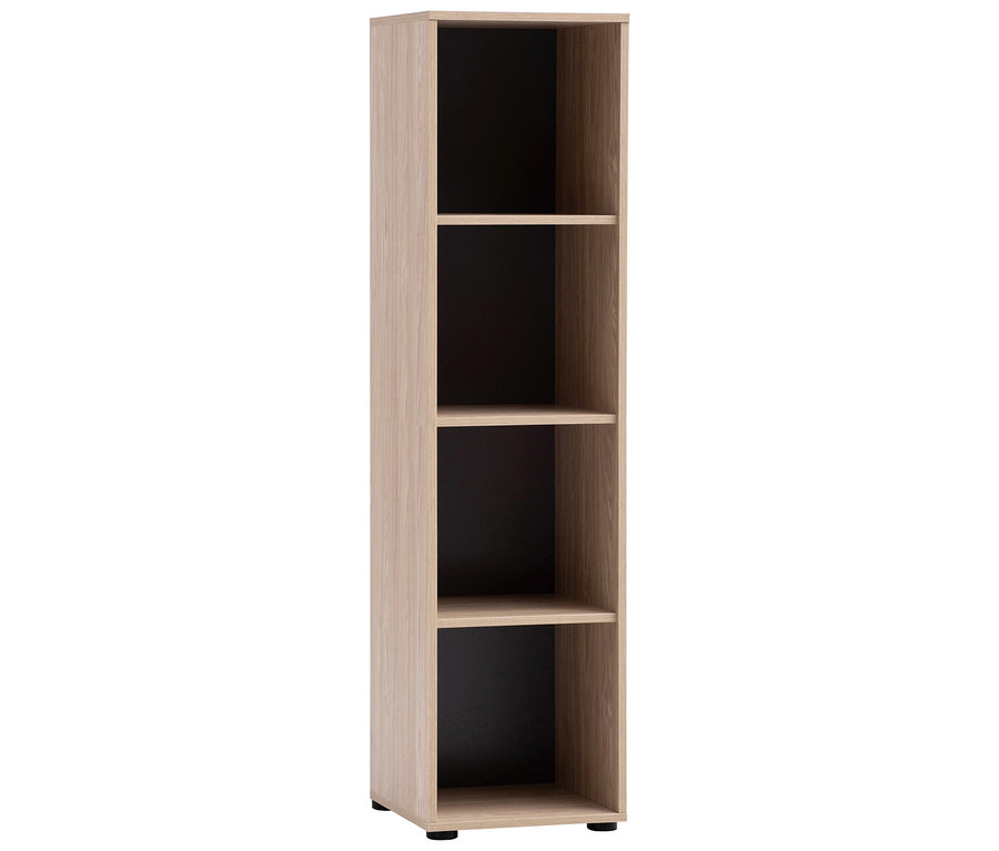 Ein schmaler, heller Holzschrank mit vier offenen Regalfächern und schwarzer Rückwand steht auf kleinen Füßen.