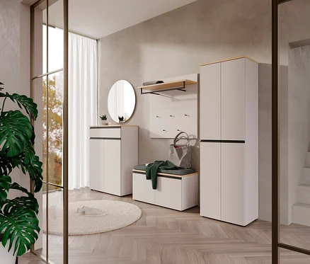 Flur mit Garderobenpaneel »Cormano«, Garderobenschrank »Cormano« und Schuhschrank »Cormano« neben rundem Teppich und Zimmerpflanze.