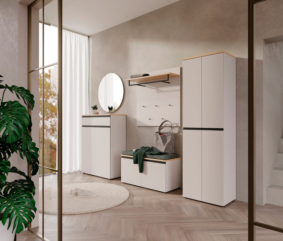 Flur mit Garderobenpaneel »Cormano«, Garderobenschrank »Cormano« und Schuhschrank »Cormano« neben rundem Teppich und Zimmerpflanze.