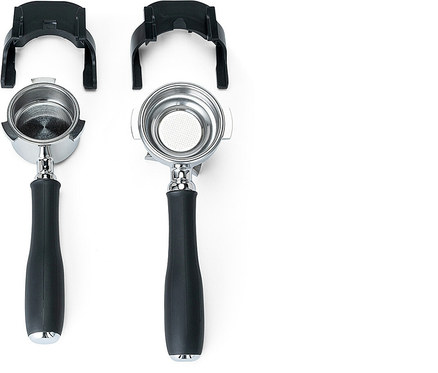 Zwei Espressomaschinen-Siebträger mit schwarzem Griff und zwei schwarze Halterungen liegen auf weißem Grund.