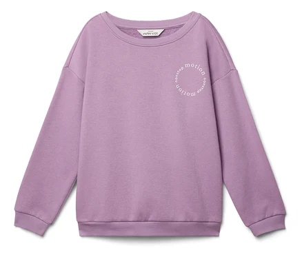 Ein lilafarbenes Sweatshirt mit der Aufschrift "nonstop motion" im Kreis ist auf einem weißen Hintergrund zu sehen.