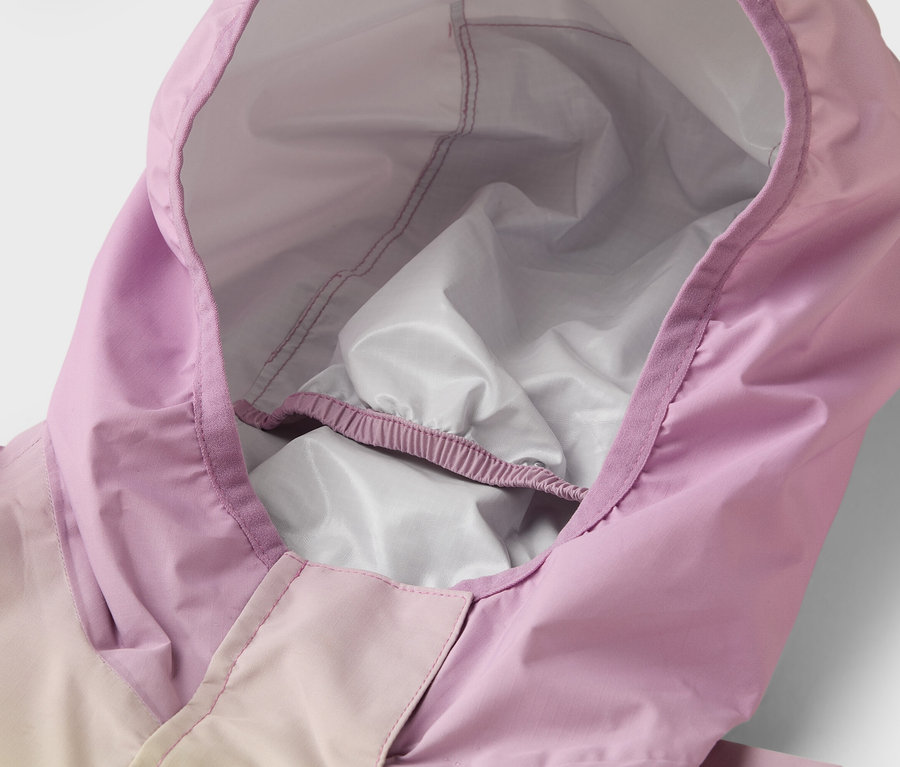 Nahaufnahme der Kapuze einer lila Regenjacke mit weißem Innenfutter.