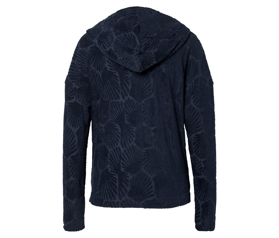 Dunkelblaue Kapuzenjacke mit einem Muster aus stilisierten Muscheln, von hinten fotografiert.