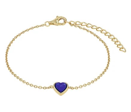 Nahaufnahme des Amor Armschmucks mit goldenem Herz-Motiv und blauem Stein.