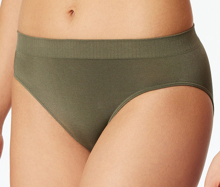 Eine Person trägt einen olivgrünen SCHIESSER Rio-Slip mit geripptem Bund.