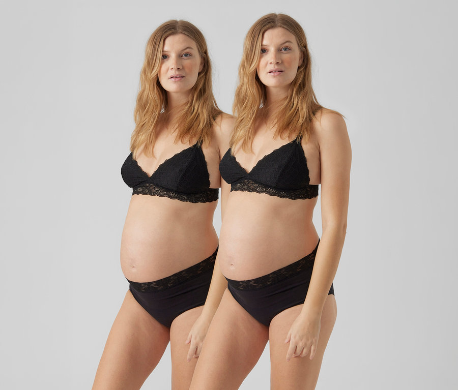 Zwei schwangere Frauen tragen schwarze MAMALICIOUS 2er-Pack Panties »MLHEAL« und schwarze BHs mit Spitze.