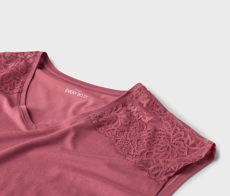 Nahaufnahme eines rosafarbenen Tchibo EVERY BODY T-Shirts mit V-Ausschnitt und Spitzenbesatz.