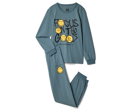 Ein flach liegender petrolfarbener SMILEYWORLD® Kinder-Pyjama. Das langärmelige Oberteil hat einen schwarzen und gelben Aufdruck „FOCUS ON THE GOOD“ mit Smileys und „SMILEYWORLD“-Schriftzug. Die passende lange Hose hat ein gelbes Smiley-Gesicht und „SMILEYWORLD“-Schriftzug am linken Bein.