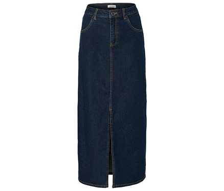 Ein marineblauer, langer Jeansrock mit Schlitz auf weißem Hintergrund.