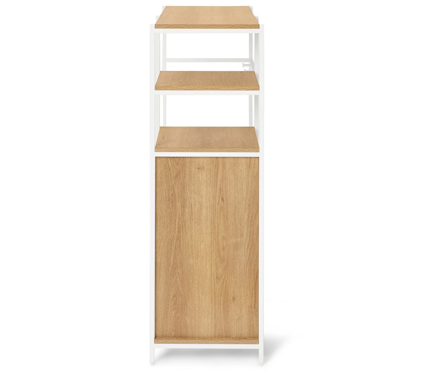 Ein Regal mit weißem Rahmen, Holzböden und einer Holztür im unteren Bereich.
