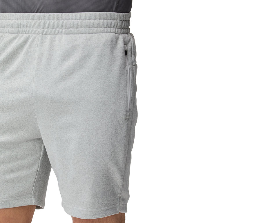 Nahaufnahme einer hellgrauen Trainingsshorts mit Taschenreißverschluss.