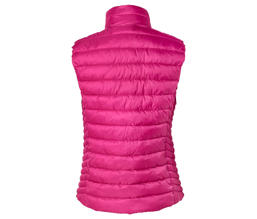 Rückansicht einer pinkfarbenen Steppweste vor weißem Hintergrund.