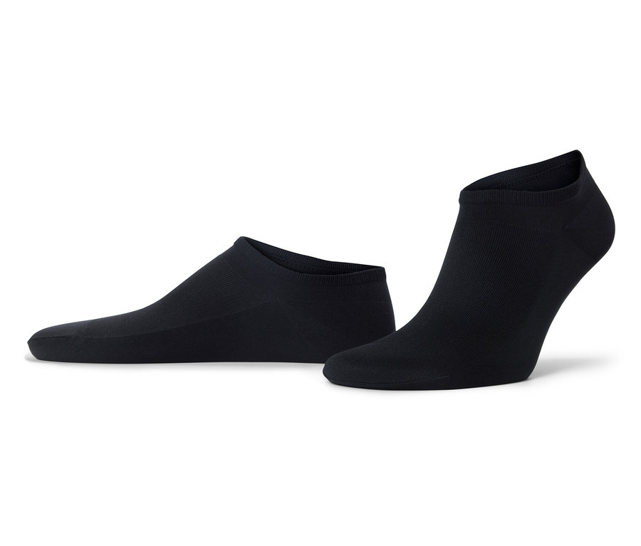 Zwei schwarze Socken liegen auf einem weißen Hintergrund.