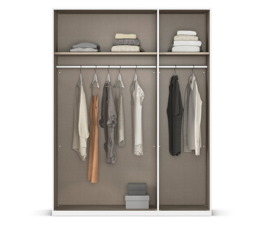 Offener Kleiderschrank mit gefalteter Wäsche auf den oberen Regalen und Kleidung an Kleiderbügeln darunter.