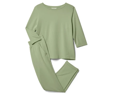 Ein hellgrüner Pyjama, bestehend aus einem langärmeligen Oberteil und einer Hose, liegt auf einem weißen Hintergrund.