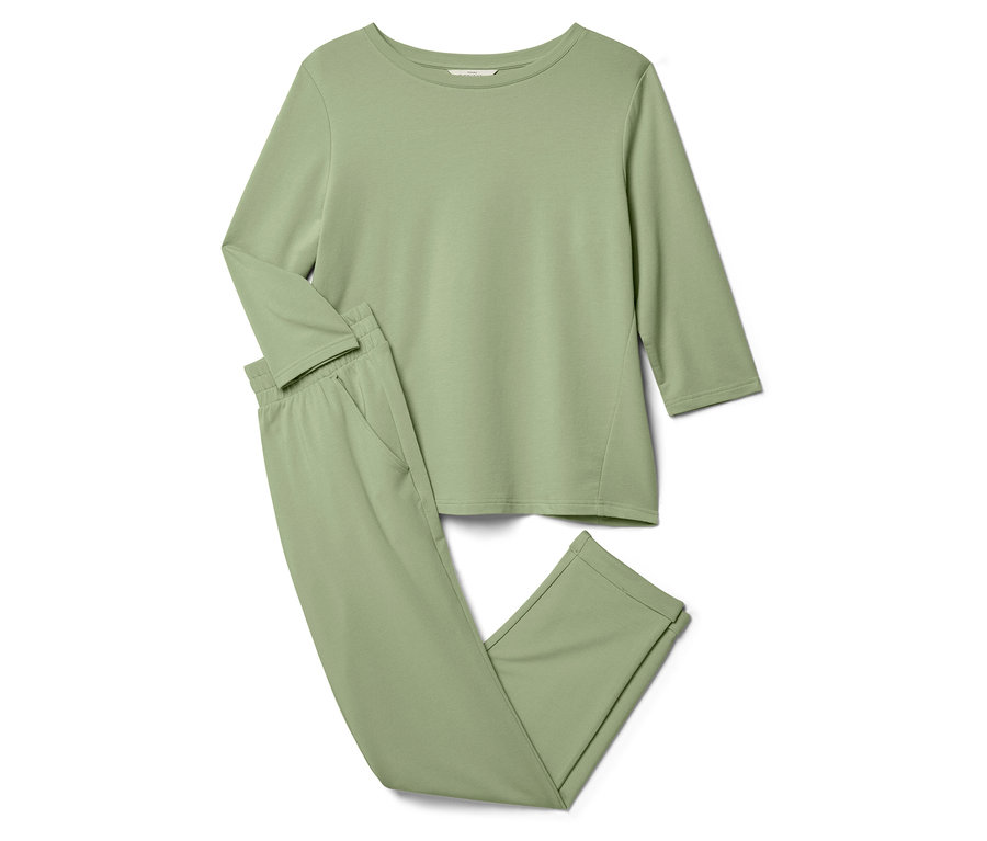 Ein hellgrüner Pyjama, bestehend aus einem langärmeligen Oberteil und einer Hose, liegt auf einem weißen Hintergrund.