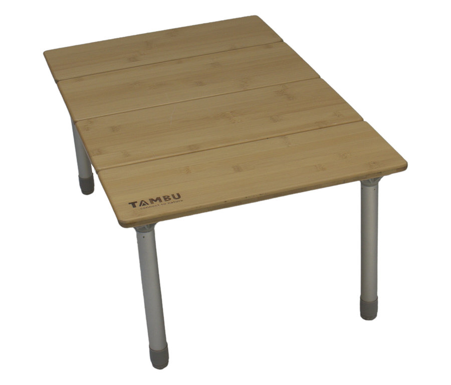 Freistehender, rechteckiger Campingtisch aus hellem Holz mit silbernen Beinen.