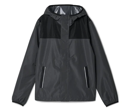 Graue Regenjacke mit Kapuze und schwarzen Einsätzen im oberen Bereich und an der Kapuze.