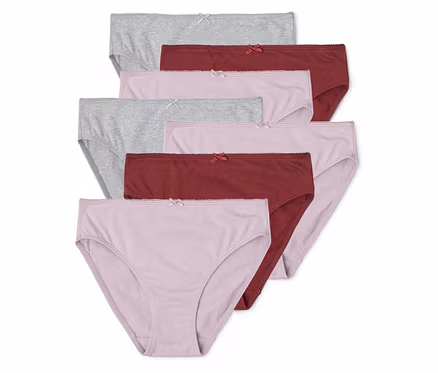 Stapel von sieben Baumwollslips in Grau, Rosa und Burgunderrot mit Schleife auf weißem Grund.