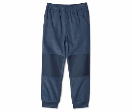 Eine blaue Cordhose mit Gummibund und Knie-Patches liegt auf einem weißen Hintergrund.