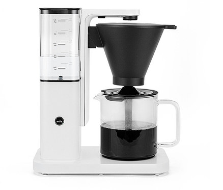 Eine weiße Wilfa-Kaffeemaschine mit Glaskanne ist mit Kaffee gefüllt.