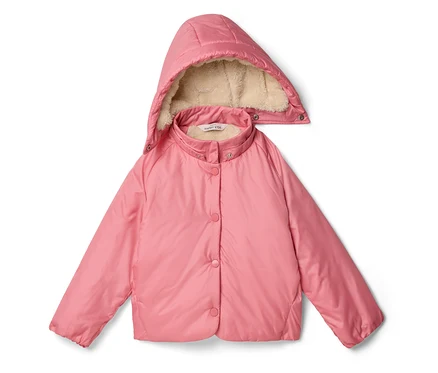 Rosa Kinderjacke mit Kapuze und cremefarbenem Kunstfellfutter. Sie hat eine Knopfleiste mit passenden rosa Knöpfen und ist wattiert.