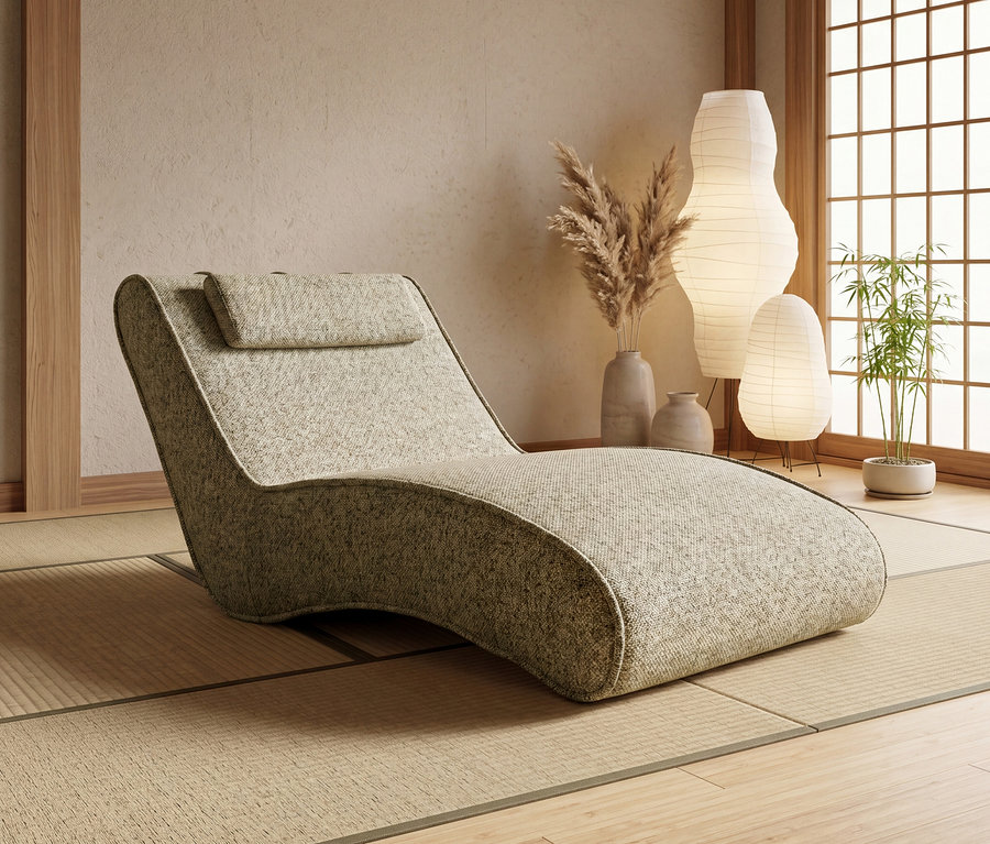 Ein beiger Liegesessel mit Kopfstütze steht auf Tatami-Matten in einem japanisch eingerichteten Raum. Daneben sind zwei Papierlampen, Vasen mit Pampasgras und eine Bambuspflanze vor einem Shoji-Fenster zu sehen.
