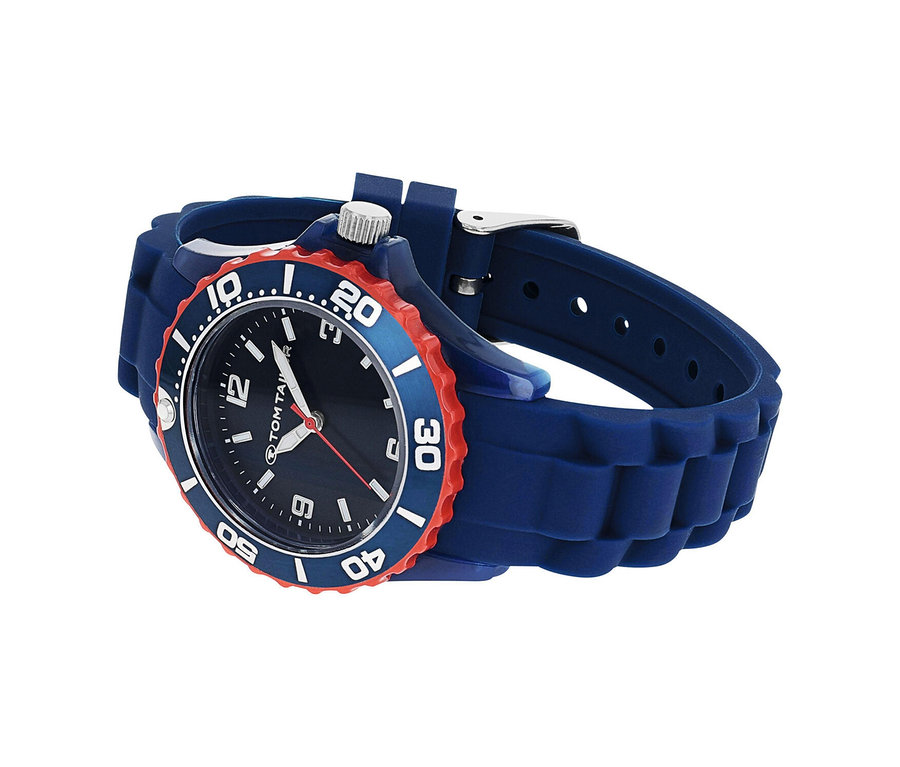Blaue Tom Tailor Armbanduhr mit dunkelblauem Zifferblatt, rot-blauer Lünette und strukturiertem blauen Silikonarmband.