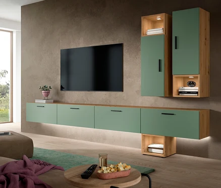 Eine xonox Wohnkombination »Only« in Grün und Holzoptik mit Beleuchtung, bestehend aus einem schwebenden Lowboard und Hängeschränken, unter einem Wandfernseher. Im Vordergrund steht ein Couchtisch mit Snacks.