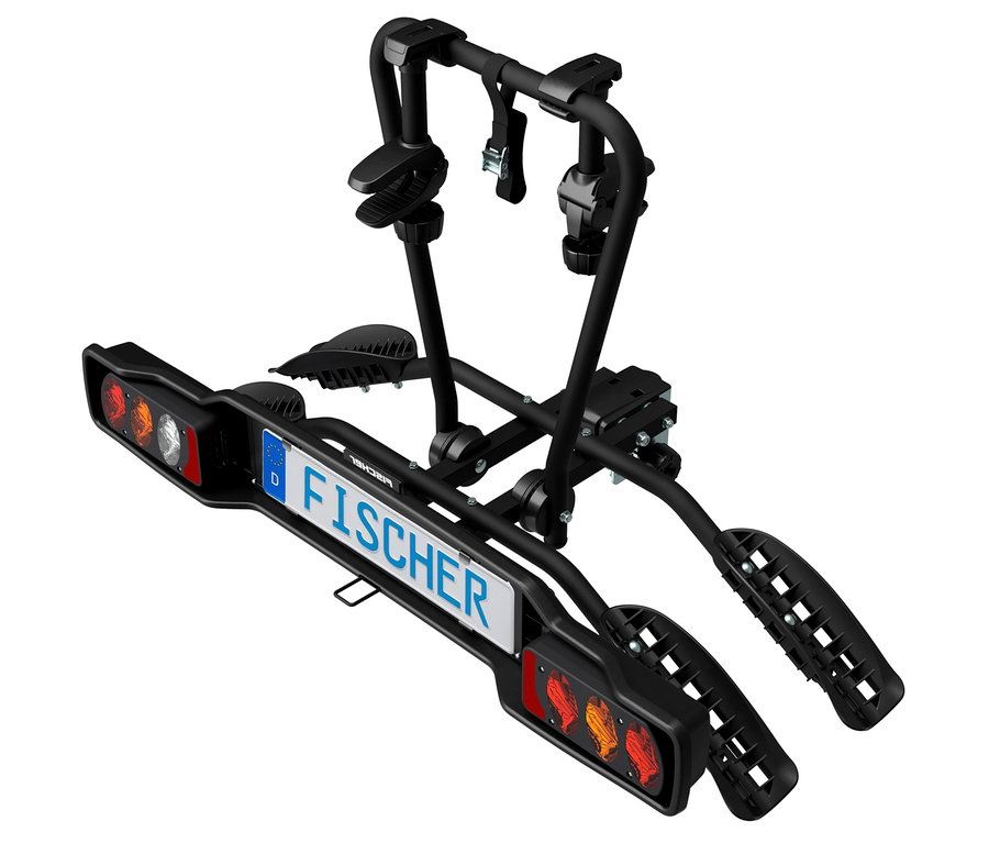 Ein schwarzer Fahrradträger für Autos mit einem stabilen Rohrrahmen, oberen Klemmen für Fahrradrahmen und unteren Radschalen. Er verfügt über eine integrierte Lichtleiste mit roten und orangefarbenen Lichtern auf beiden Seiten und einen weißen Kennzeichenhalter mit der Aufschrift „FISCHER“ und dem Länderkürzel „D“.