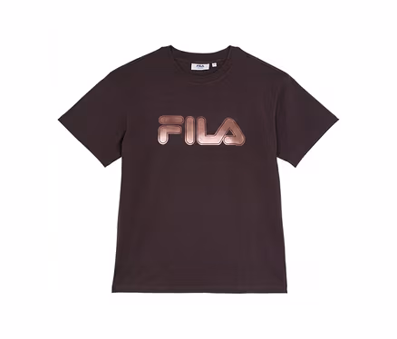 Dunkelbraunes T-Shirt mit kurzem Arm und einem metallisch roségoldenen FILA-Logo auf der Brust.