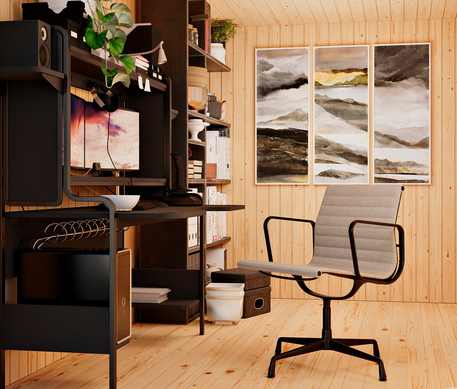 Modernes Homeoffice mit Holzwänden und -boden. Links steht eine schwarze Schreibtischeinheit mit Computer, Lautsprechern und Regalen voller Bücher und einer Pflanze. Ein grauer Bürostuhl steht im Vordergrund, und drei abstrakte Landschaftsgemälde hängen an der Rückwand.