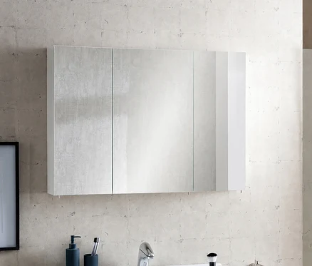 Spiegelschrank »Basic«, 90 cm, mit zwei strukturierten Spiegeltüren und einem weißen Seitenpaneel, über einem Waschbecken an einer hellgrauen Wand.