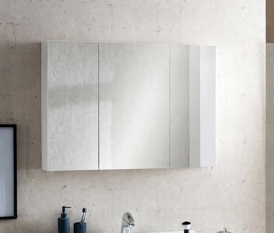 Spiegelschrank »Basic«, 90 cm, mit zwei strukturierten Spiegeltüren und einem weißen Seitenpaneel, über einem Waschbecken an einer hellgrauen Wand.
