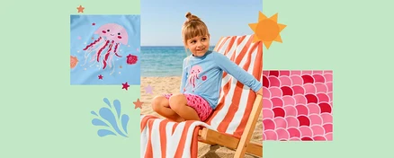 Ein junges Mädchen mit Dutt sitzt auf einem gestreiften Strandstuhl an einem Sandstrand. Sie trägt ein hellblaues Langarmshirt mit rosa Quallendruck und rosa Shorts mit Schuppenmuster. Zwei Einblendungen zeigen Nahaufnahmen des Quallendrucks und des rosa Schuppenmusters.
