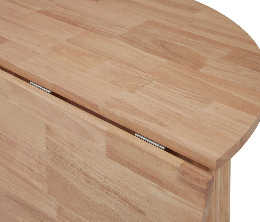 Nahaufnahme einer hellen Holz-Tischplatte mit sichtbaren Metallscharnieren. Das Holz hat eine natürliche Maserung und eine abgerundete Kante, was auf ein Klapptisch-Design hindeutet.