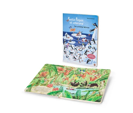 Das Buch »Gustav Pinguin ist unterwegs« steht aufrecht und zeigt sein hellblaues Cover mit Pinguinen auf Eis. Eine offene Seite liegt flach und zeigt eine Dschungelillustration mit Affen und Faultieren.