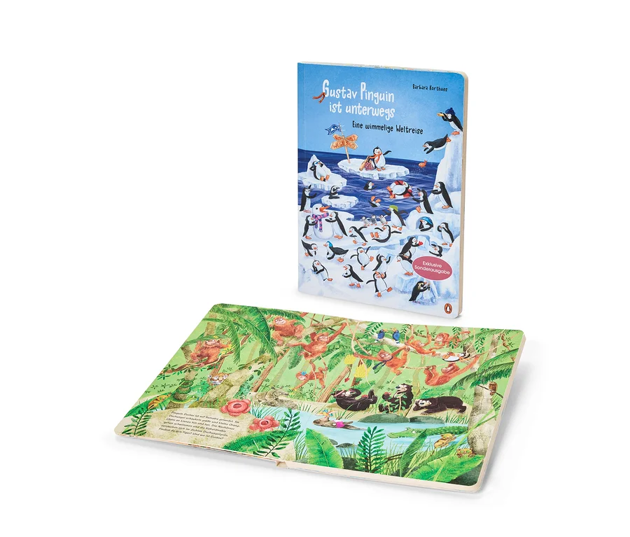 Das Buch »Gustav Pinguin ist unterwegs« steht aufrecht und zeigt sein hellblaues Cover mit Pinguinen auf Eis. Eine offene Seite liegt flach und zeigt eine Dschungelillustration mit Affen und Faultieren.