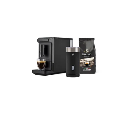 Schwarzes Bundle mit Kaffeemaschine, Espresso im Glas, Milchaufschäumer und Tchibo Espresso Kaffeebohnen.