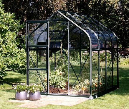 Gemüsegarten mit Tomatenpflanzen im Vitavia-Gewächshaus Orion 5000.