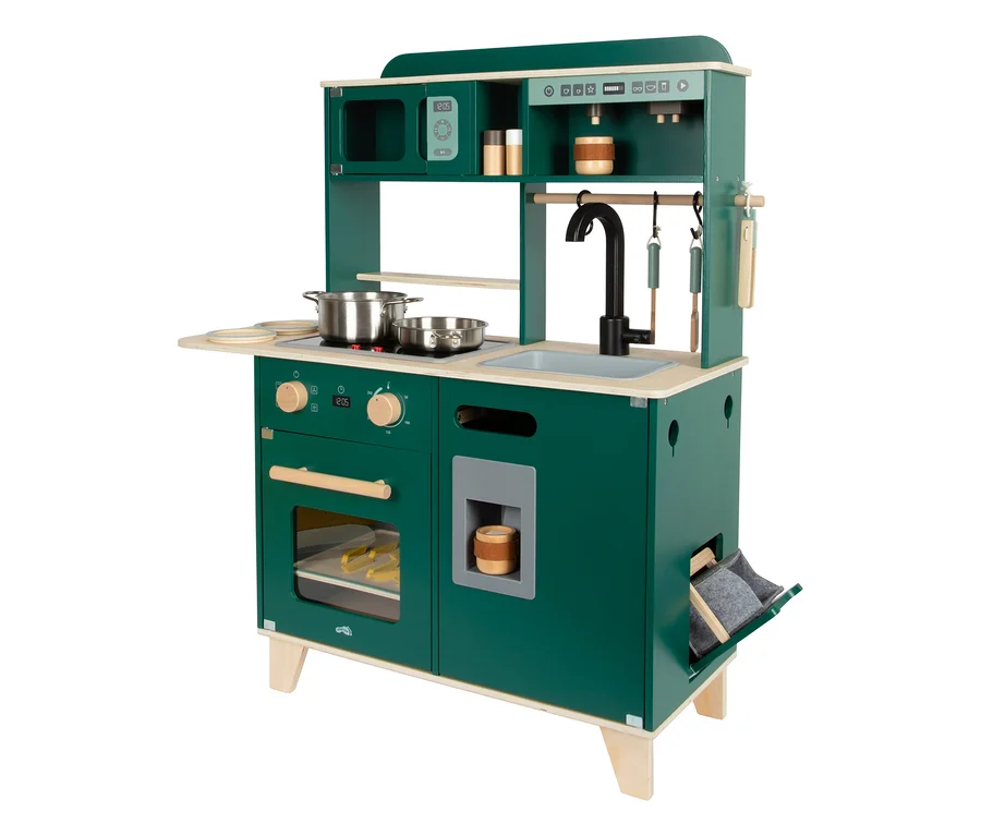 Grüne small foot Kinderküche aus Holz mit Herd, Spüle, Backofen und Mikrowelle. Zwei Töpfe stehen auf dem Herd, Pommes im Ofen, dazu Wasserhahn, Utensilien und ein Ausziehfach.