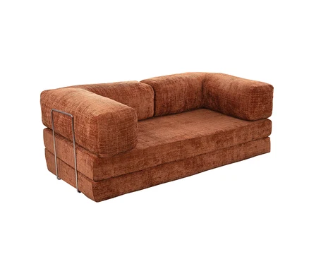 Brennend orangefarbenes Modulsofa aus strukturiertem Stoff mit zylindrischen Arm- und Rückenlehnenkissen und einem Metallstützrahmen auf der linken Seite.