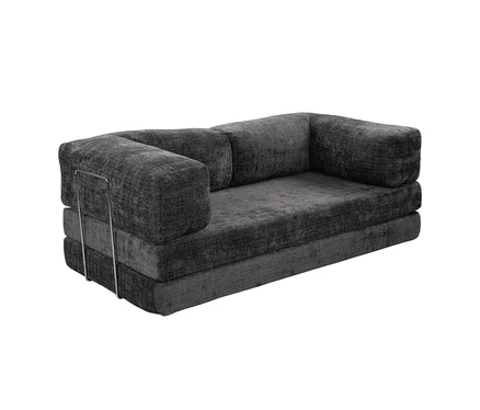 Dunkelgraues, strukturiertes Bodensofa mit niedriger Rückenlehne und Armlehnen, gehalten von einem silbernen Metallrahmen auf der linken Seite.