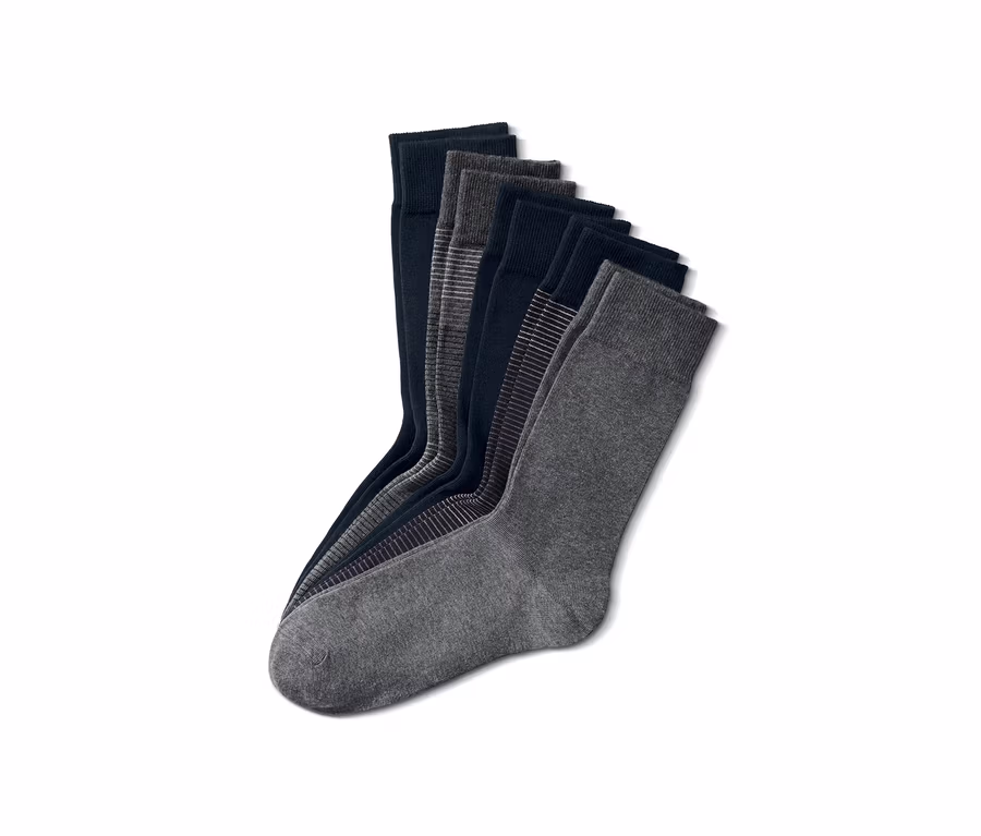 Fünf Paar Socken in verschiedenen Grau- und Blautönen.