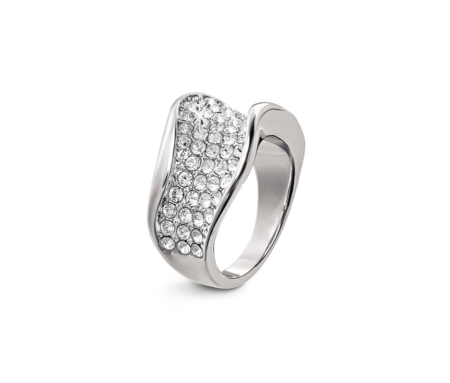 Ein silberner Ring, veredelt mit Kristallen von Swarovski®, auf einem weißen Hintergrund.