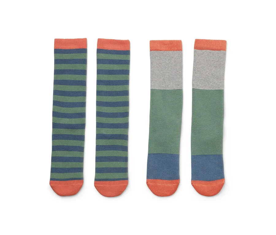 Zwei Paar Socken liegen nebeneinander, eines gestreift und eines farblich unterteilt.