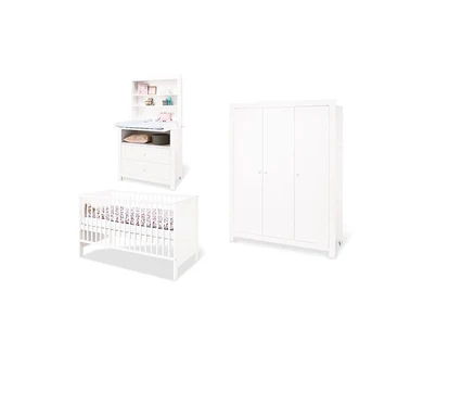 Das Foto zeigt ein Kinderzimmer mit weißen Möbeln: Kinderbett, Kommode mit Wickelaufsatz und dreitüriger Kleiderschrank. Zu sehen ist das Pinolino Baby-Zimmerset »Liv« mit Kleiderschrank, Wickelkommode.