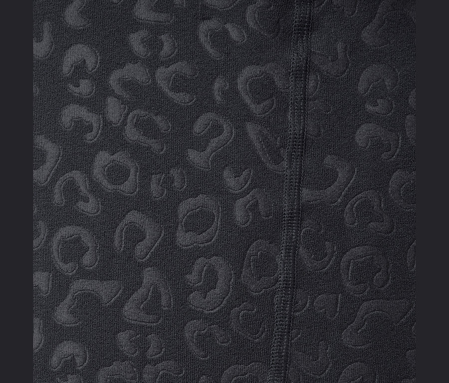 Detailaufnahme von schwarzen Thermoleggings mit geprägtem Tiermuster.