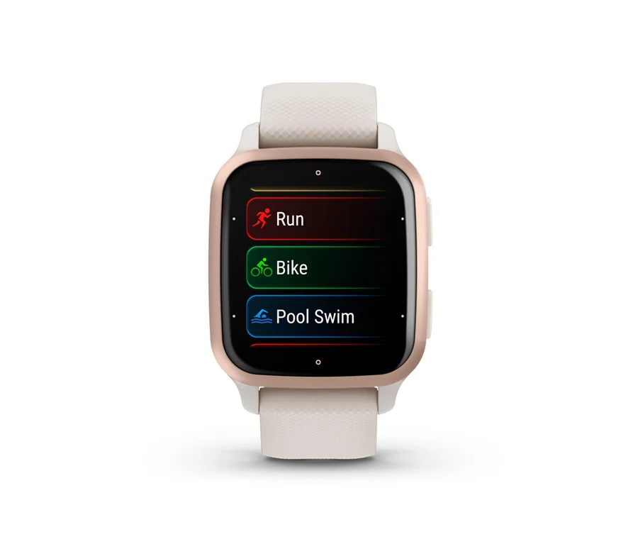 Nahaufnahme der goldenen GARMIN Venu SQ2 Music mit weißem Armband, die ein Menü mit den Optionen Laufen, Radfahren und Schwimmen anzeigt.